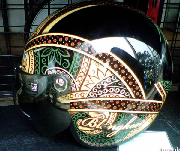 Helm dengan motif batik tradisional